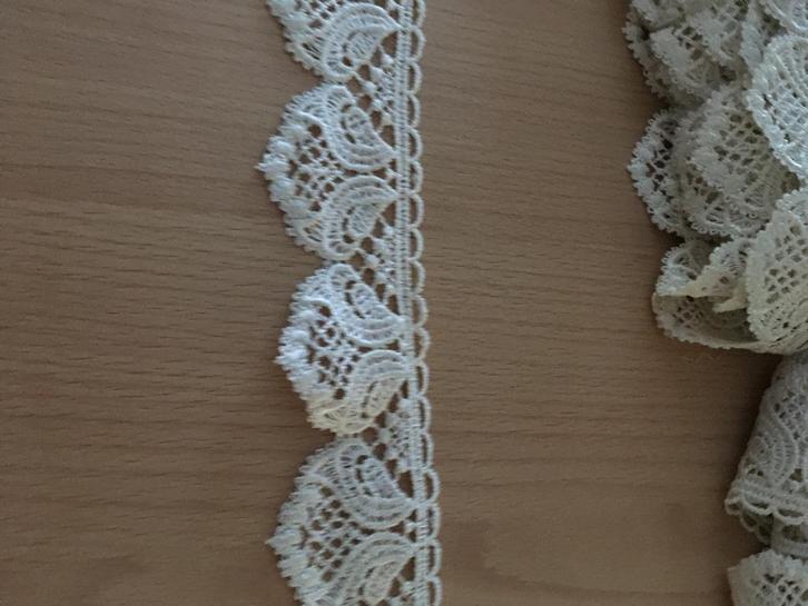 4 coupons katoen/polyester kant van 4 cm breed - perf. staat, Antiek en Kunst, Curiosa en Brocante, Ophalen of Verzenden