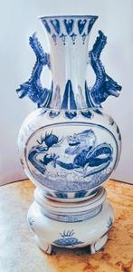 Chinese Porseleinen vaas met Draken op sokkel., Ophalen of Verzenden