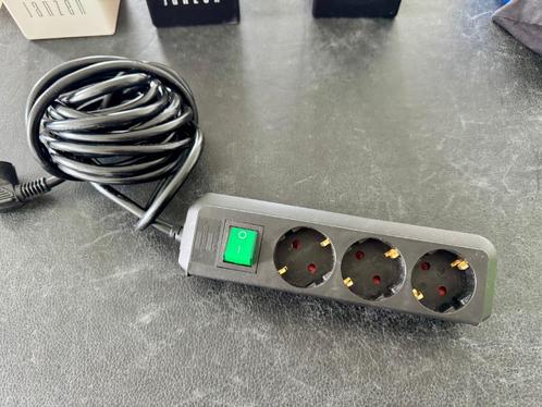 Brennenstuhl Eco-Line 3-voudig stekkerdoos (5 meter kabel), Doe-het-zelf en Bouw, Elektriciteit en Kabels, Zo goed als nieuw, Schakelaar