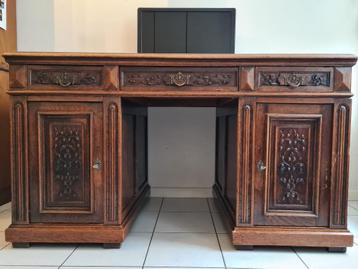 Antiek bureau beschikbaar voor biedingen