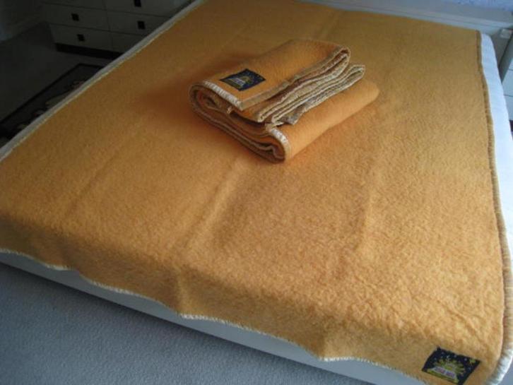 2 dekens Sole Mio, 100% wol, fluwelen bies, 230x170, nieuw!!, Huis en Inrichting, Slaapkamer | Beddengoed, Oranje, Ophalen