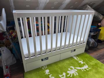 Baby/kinderbed met matras en 2 schuiven voor bedgoed. beschikbaar voor biedingen