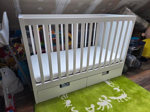 Baby/kinderbed met matras en 2 schuiven voor bedgoed., Kinderen en Baby's, Kinderkamer | Complete kinderkamers, Gebruikt, Ophalen