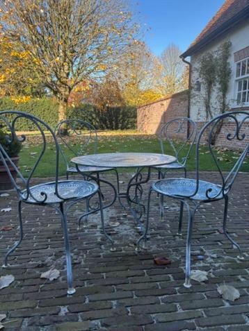 Ijzeren tuintafeltje met 4 stoelen beschikbaar voor biedingen