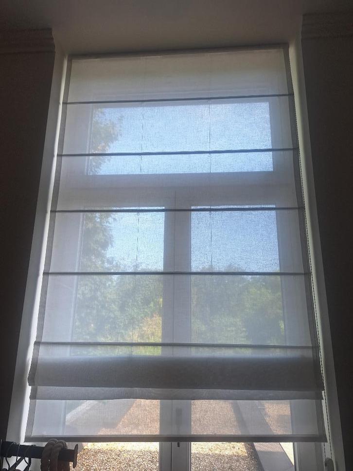 Moderne witte rolgordijnen met ophangsysteem, Huis en Inrichting, Stoffering | Gordijnen en Lamellen, Zo goed als nieuw, 200 cm of meer