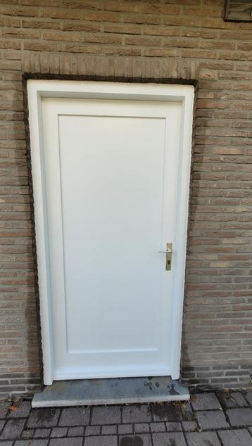 VOL HOUTEN DEUR IN MERANTI beschikbaar voor biedingen