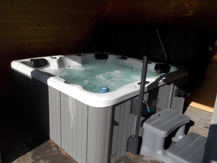 Jacuzzi voor 5 personen te koop, Jardin & Terrasse, Bains à remous et Spas, Comme neuf, Fixé, Couverture, Escalier, Enlèvement