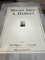 Vintage Poster Woont hier A. Hitler? door H. Hageman / P. Ze, Verzamelen, Posters, Rechthoekig Staand, Deurposter of groter, Ophalen of Verzenden