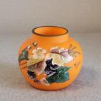 Vintage vaasje in opaak oranje glas, Antiek en Kunst, Antiek | Glaswerk en Kristal, Ophalen of Verzenden
