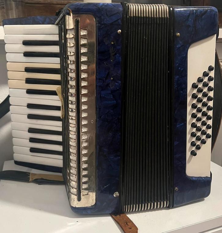 accordeon tekoop, Muziek en Instrumenten, Accordeons, Zo goed als nieuw, Knopaccordeon, 32-bas, Accordiola, Met riemen, Ophalen