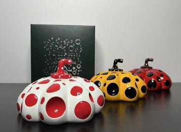 Yayoi Kusama: set van 3 sculpturen. Met originele doos beschikbaar voor biedingen