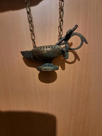 Petite lampe a huile en bronze religieuse beschikbaar voor biedingen