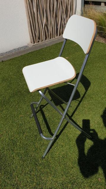 2 hoge stoelen/ Barkruk/keukenstoel beschikbaar voor biedingen