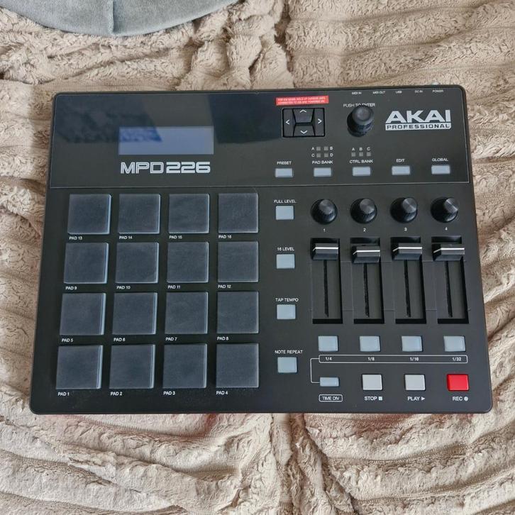 AKAI MPD 226 Controlleur midi -  état neuf, Muziek en Instrumenten, Midi-apparatuur, Zo goed als nieuw, Ophalen of Verzenden