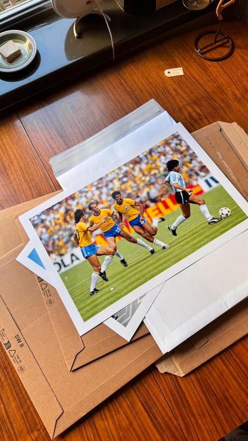 Zeldzame Silverhalide Foto – Maradona vs Brazilië (WK 1982), Verzamelen, Sportartikelen en Voetbal, Zo goed als nieuw, Ophalen of Verzenden