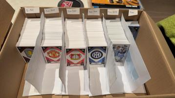VOLLE DOOS TE KOOP Topps Match Attax 2024/2025 +1200 kaarten beschikbaar voor biedingen