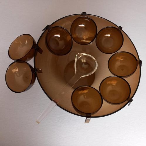 Vintage bowl in plexi, met 8 tassen en pollepel., Huis en Inrichting, Keuken | Servies, Gebruikt, Ophalen of Verzenden