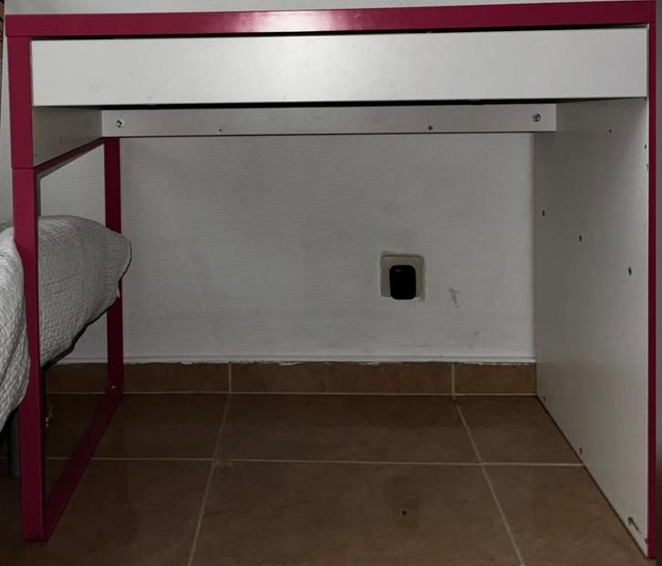 IKEA BUREAU VOOR KINDEREN IN GOEDE STAAT, Huis en Inrichting, Bureaus, Zo goed als nieuw, Bureau, Ophalen