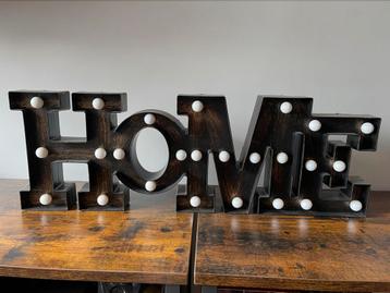 Lichtgevende letters HOME beschikbaar voor biedingen