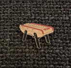 PIN - TAFELVOETBAL - BABYFOOT - TABLE FOOTBALL - VOETBAL, Verzamelen, Verzenden, Gebruikt, Sport, Speldje of Pin
