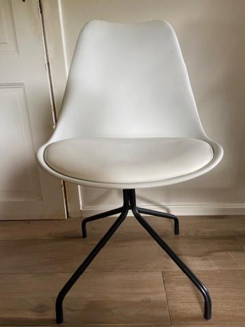 design stoeltje beschikbaar voor biedingen