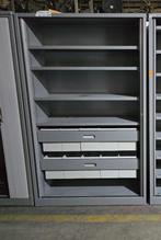 Metalen kast met laden en opbergbakje