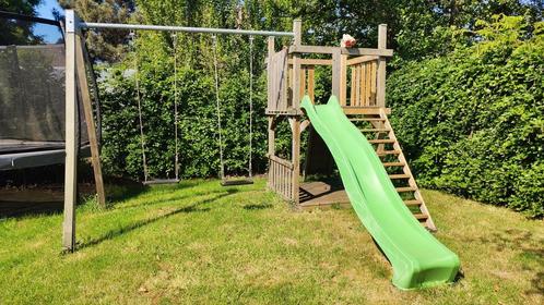 Houten speelhuis met glijbaan twee schommels, Kinderen en Baby's, Speelgoed | Buiten | Speeltoestellen, Zo goed als nieuw, Glijbaan
