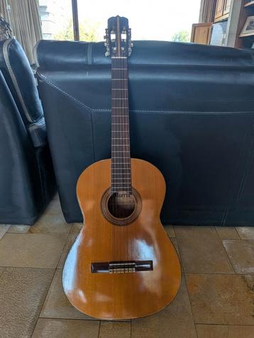 Akoestische gitaar beschikbaar voor biedingen