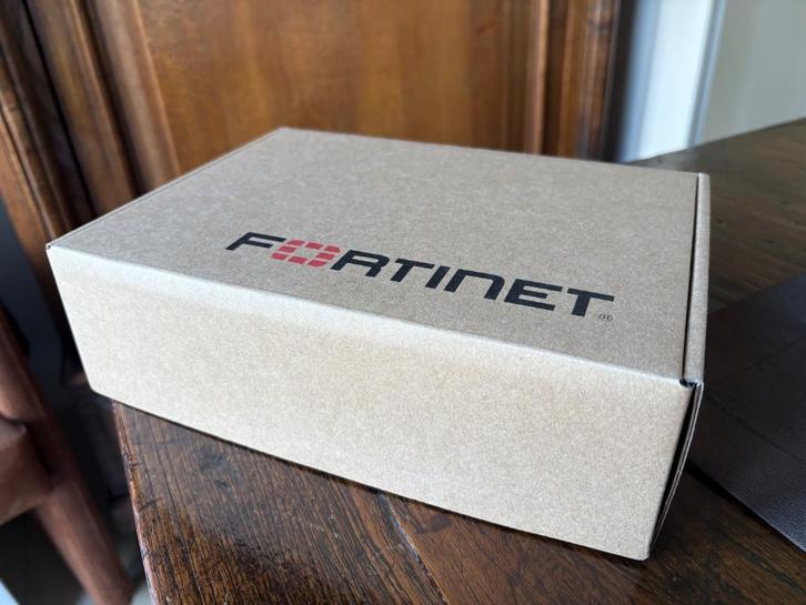 FORTINET FortiExtender-101F-EA Indoor Wireless WAN Router, Computers en Software, Routers en Modems, Nieuw, Router met modem, Ophalen