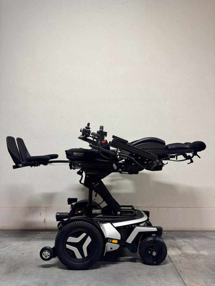 Chaise roulante Permobil F3 Fauteuil électrique état neuf, Divers, Chaises roulantes, Comme neuf, Fauteuil roulant électrique