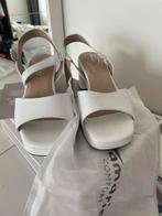 Witte schoenen met hakken van merk Tamaris, Schoenen met lage hakken, Wit, Nieuw, Ophalen