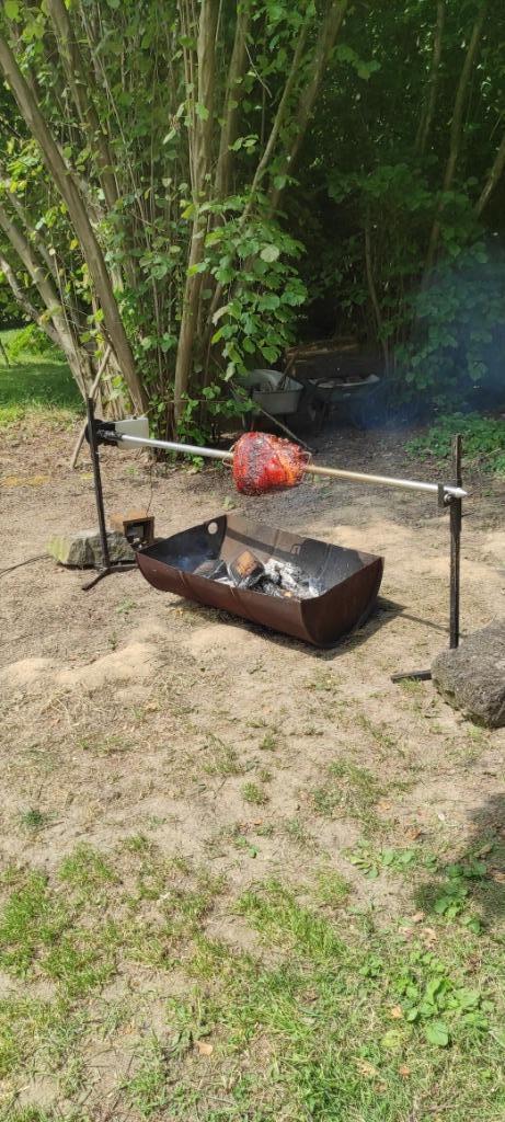 Location Tourne Broche sur pied, Tuin en Terras, Elektrische barbecues, Gebruikt, Ophalen
