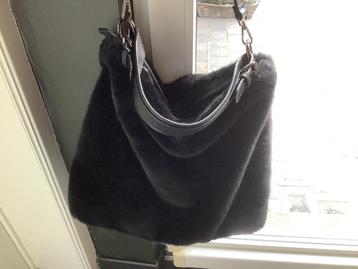 Grote fluffy dames schoudertas  beschikbaar voor biedingen