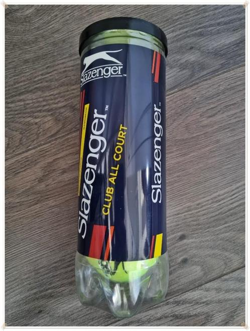 SLAZENGER - TUBE DE 3 BALLES DE TENNIS CLUB ALL COURT, Sports & Fitness, Tennis, Neuf, Balles, Autres marques, Enlèvement ou Envoi