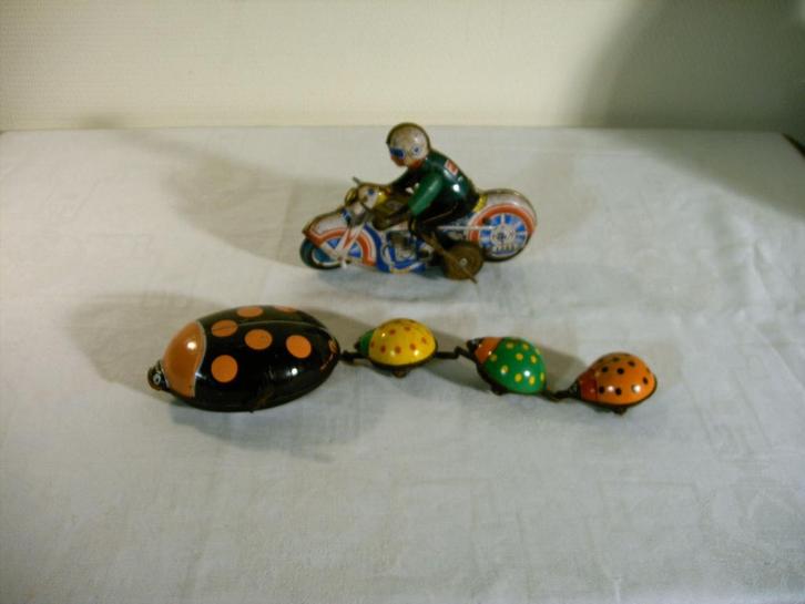 Twee blikken speelgoedvoorwerpen, Antiek en Kunst, Curiosa en Brocante, Ophalen of Verzenden