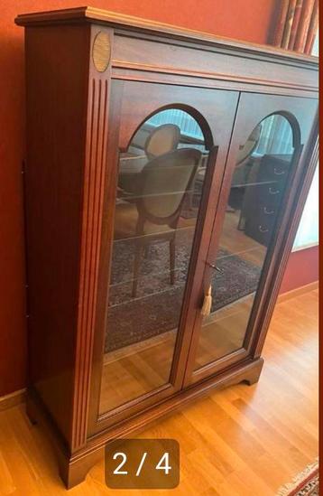 vitrinekast (mahoniehout) beschikbaar voor biedingen
