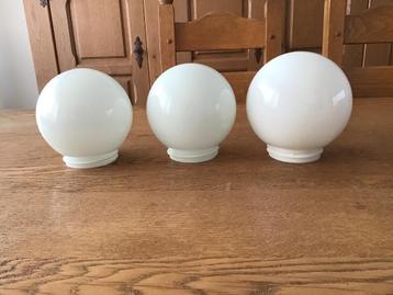 Globes opaline blanche beschikbaar voor biedingen