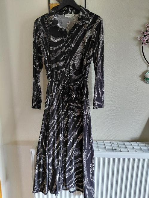 Lang zwart/wit kleed in motieven. Maat 44/46 Victoria Tom, Kleding | Dames, Jurken, Zo goed als nieuw, Maat 42/44 (L), Overige kleuren