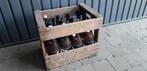 Oude houten bierbak met oude bierflessen, Ophalen