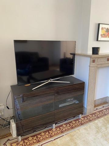 Moderne IKEA tv-meubel – hoogglans houtlook – 120 cm breed beschikbaar voor biedingen