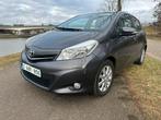 TOYOTA YARIS MET ROZE PAPIER, Euro 5, Stof, 50 kW, Zwart