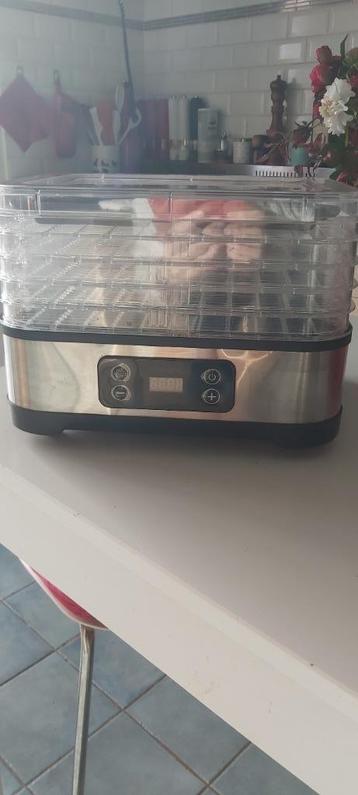 DEHYDRATOR VOOR VOEDSEL EN KRUIDEN beschikbaar voor biedingen