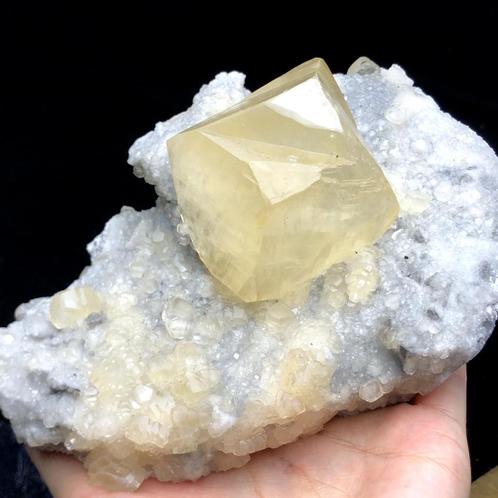 Yellow Calcite Crystals on Quartz, Verzamelen, Mineralen en Fossielen, Verzenden