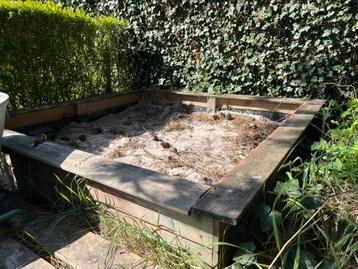 Grote zandbak met deksel beschikbaar voor biedingen