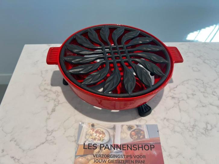 Invicta (Staub) rechaud 24 cm in nieuwstaat, Huis en Inrichting, Keuken | Potten en Pannen, Zo goed als nieuw, Overige typen, Gietijzer