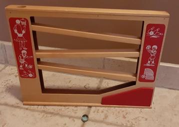 Houten knikkerbaan beschikbaar voor biedingen