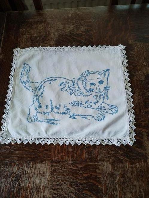 pyamazak of kussensloop geborduurd blauw wit kat, Antiek en Kunst, Antiek | Tapijten, Tafelkleden en Textiel, Ophalen of Verzenden