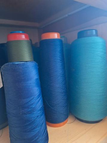 Grote bobijnen garen voor op borduurmachine. beschikbaar voor biedingen
