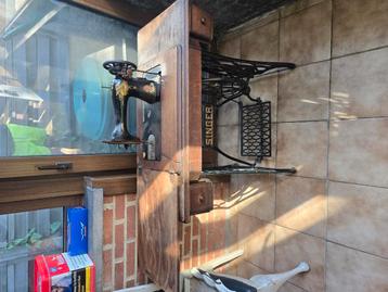 Singer tafel inclusief naaimachine beschikbaar voor biedingen