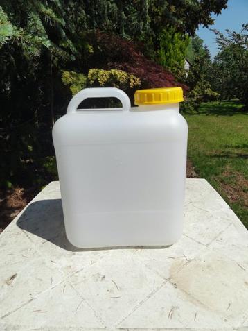 Jerry can plastiek 13 L met opening met draad voor kraantje beschikbaar voor biedingen